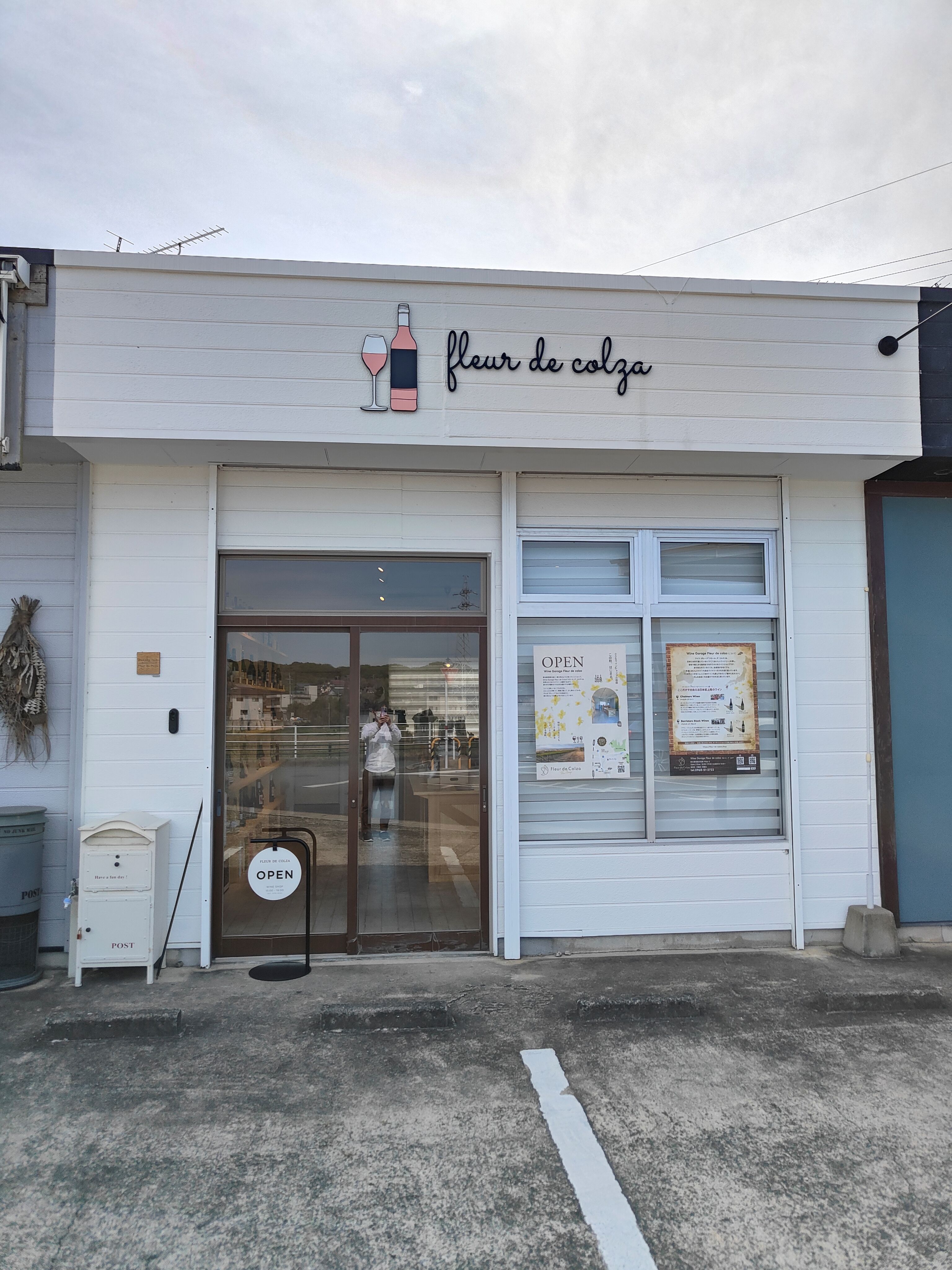 ワインをゆっくり選べる、落ち着いた空間づくりを大切にしている店内