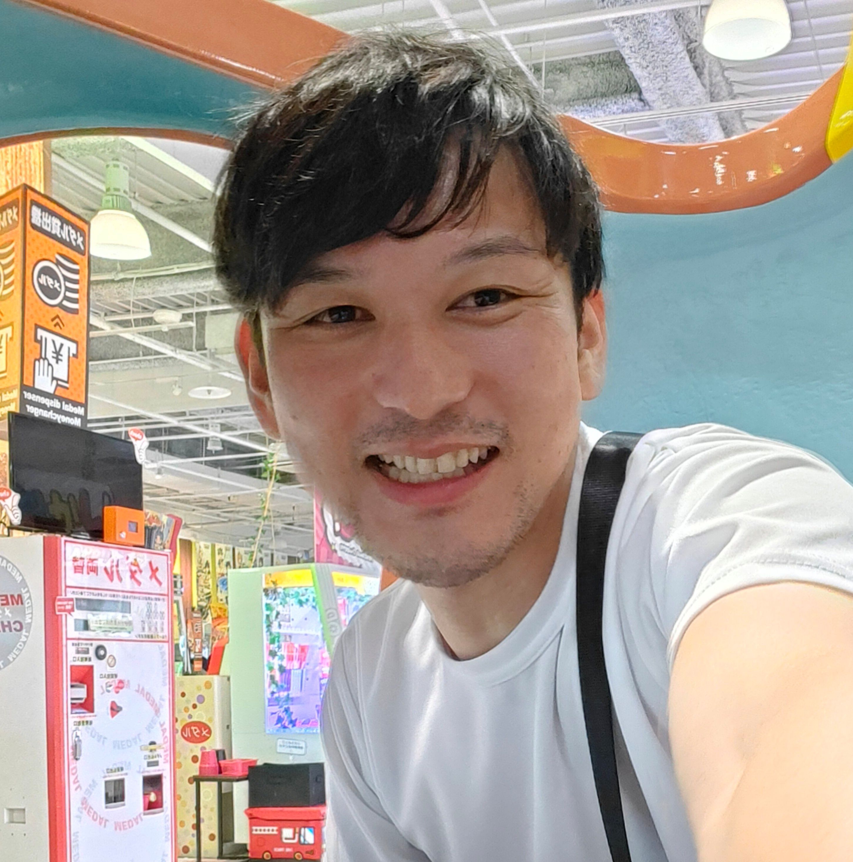 楽曲の説明や業態タグを参考にしながら、店内の雰囲気に合うBGMを選んでいる
